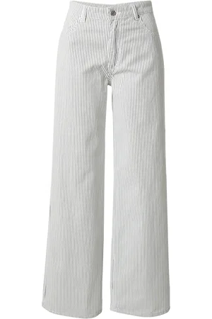 EDITED the label Jeans 