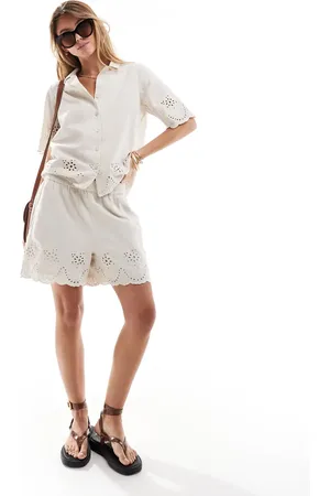 Pieces® Short met broderie in crème, deel van co-ord set