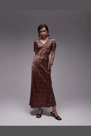 Topshop Schuingesneden midi jurk met korte mouwen in fijne rode bloemenprint