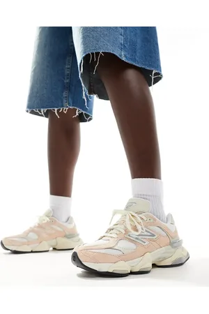 New Balance 9060 Sneakers in roze