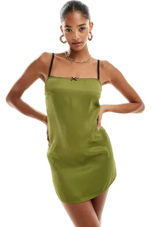 Pull&Bear Mini jurk van satijn met strikje en schouderbandjes in olijfgroen