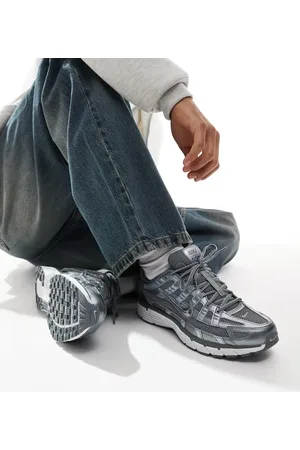 Nike P-6000 - Sneakers in donkergrijs en zilver