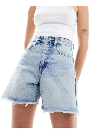 Pull&Bear Denim short met lange pasvorm, hoge taille en onafgewerkte zoom in lichtblauw