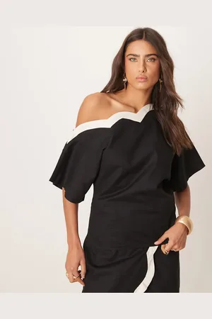 Never Fully Dressed Asymmetrische top met contrast en blote schouder in , deel van co-ord set