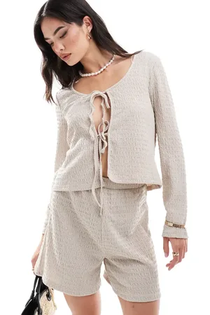 Pieces® Getextureerde top met gestrikte voorkant in stone, deel van co-ord set
