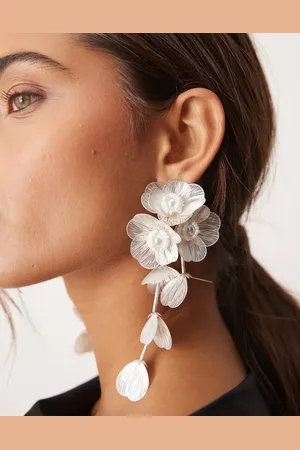 ASOS Oorhangers met 3D bloemontwerp in parelwit