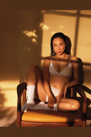 Calvin Klein Tonal Logo - Katoenen triangel bralette met logobies met gouden detail in crème