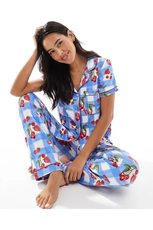Chelsea Peers Pyjamaset van overhemd met korte mouwen, reverskraag en broek met picknickdeken-print met bessen
