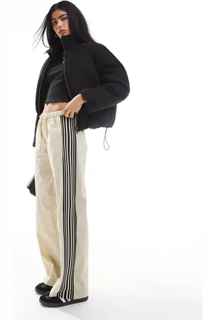 Pull&Bear Wijde joggingbroek van nylon met zijstreep in zandkleur