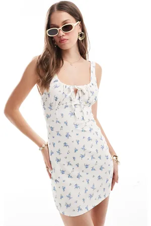 Pull&Bear Mini jurk in melkmeisjesstijl in witte bloemenprint