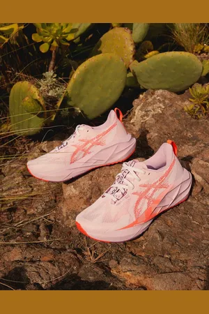 Asics Novoblast 5 - Sneakers in roze en rood