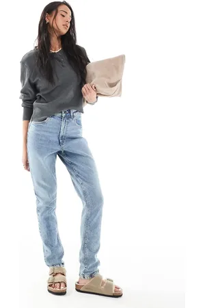 ASOS Slim-fit comfortabele mom jeans in middenblauw