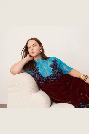 ASOS Curve - Rechte fluwelen midi jurk met kanten applicatie en borduursels in bordeauxrood