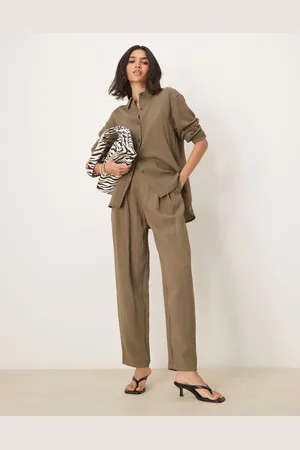 ASOS Smaltoelopende broek met lipje aan de taille in kaki, deel van co-ord set