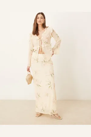 Pretty Lavish Maxi rok van getextureerd chiffon in crème met bloemenprint, deel van co-ord set