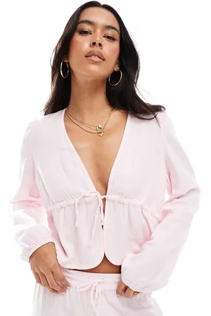 Pieces® Cropped blouse van gekreukt katoen met gestrikte voorkant in lichtroze, deel van co-ord set