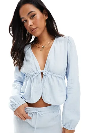 Pieces® Cropped blouse van gekreukt katoen met gestrikte voorkant in lichtblauw, deel van co-ord set