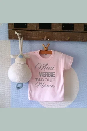Merkloos Shirtje baby tekst mama eerste moederdag Mini versie van mijn mama | Lange of korte mouw | lichtroze | maat 56-110