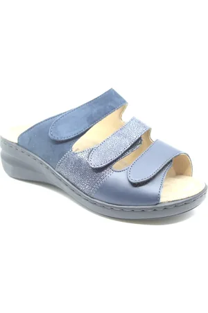 Solidus Blauwe slipper 21154 met drie klittenbanden en uitneembaar voetbed