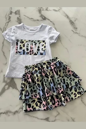 Merkloos Meisjes kleding set 2 delig "Love" bestaande uit een t-shirt en een rok, verkrijgbaar in de maten 104/4 t/m 164/14