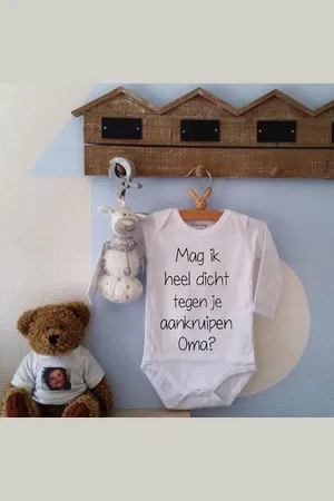 Merkloos Baby Rompertje met tekst origineel vertellen dat je moeder oma wordt Mag ik heel dicht tegen je aankruipen oma? | Lange mouw | | maat 50/56