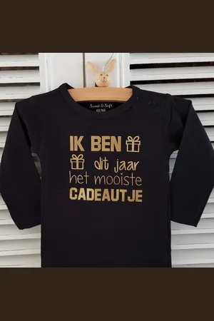 Merkloos Shirtje baby tekst Ik ben dit jaar het mooiste cadeautje | Lange mouw | | maat 56
