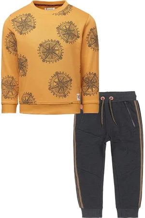 Noppies DJ Dutchjeans - Kledingset - 2delig - Jongens - Joggingbroek Antracite met bies - Sweater Gaya Amber Gold