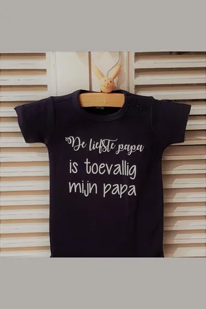 Merkloos Shirtje baby tekst eerste vaderdag cadeau | de liefste papa is toevallig mijn papa | Lange of korte mouw | zwart met wit| maat 56-110