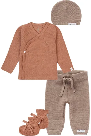 Noppies Kledingset - 4 delig - Broek Grover Knit - Shirt Nanyuki Café au lait - Muts Rosita - 1 paar Slofjes Nelson
