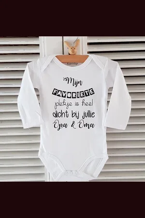 Merkloos Baby Rompertje lange mouwen met tekst voor de allerliefste opa en oma: mijn favoriete plekje is heel dicht bij jou opa en oma