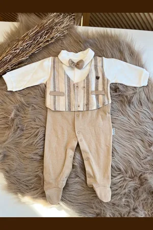 Merkloos Kruippakje met opgestikte gilet en strikje-luxe baby pak -jongensset-jongenspak- twee delige katoenen baby set- kleur beige bruin-0 tem 3 maanden