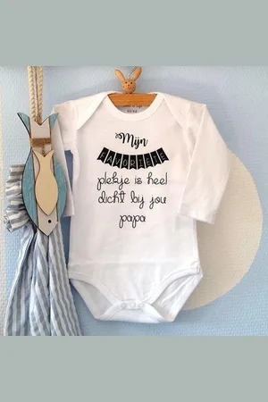 Merkloos Baby Rompertje tekst | Mijn favoriete plekje is heel dicht bij jou papa | Lange mouw | zwart | maat 62/68 | cadeautje I love eerste Vaderdag cadeau bekendmaking zwangerschap aanstaande baby jongen meisje unisex
