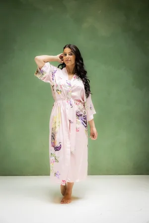Merkloos Kimono satijn - Premium collectie - - prachtig pauw en bloemen design - one size -lang model - uniek cadeau vrouw