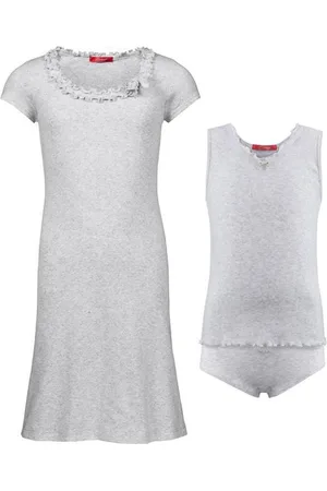 Hanssop Exclusief Luxueus Kinder nachtkleding ; een Luxe mooi zacht grijs Girly Nachthemd met een verfijnde hals verwerking én een bijpassend zacht grijs ondergoed setje maat 116