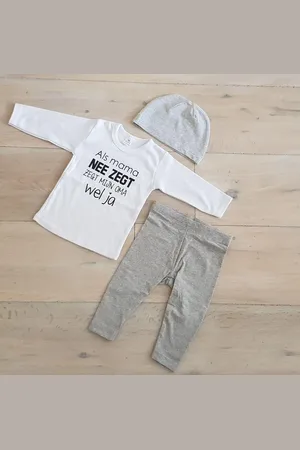 Merkloos Baby cadeau geboorte unisex jongen of Meisje Setje 3-delig newborn | maat 68 | grijs mutsje en broekje en shirt lange mouw wit met zwarte tekst als het van mama niet mag zegt mijn oma wel ja | pakje | Kraamcadeau | Gift Set