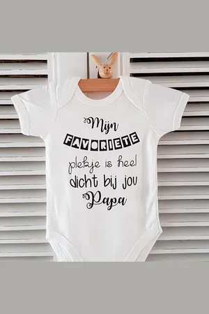 Merkloos Rompertje baby tekst cadeau eerste vaderdag Mijn favoriete plekje is heel dicht bij jou papa | korte mouw | wit | maat 50/56