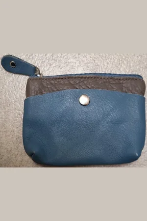 Merkloos Een eenvoudige sleuteletui van echt leer met sleutelring binnenin de etui. In leuke kleuren. Goed afsluitbaar met een rits. Aan de buitenkant van de etui twee vakjes om wat extra´s op te bergen. Koop deze sleuteletui voor uzelf of Bestel Ee