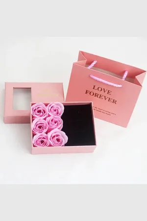 Merkloos Valentijn Cadeaubox met I Love You Ketting in 100 Talen - Moederdag - Moederdag cadeautje - Cadeautje voor vrouw - Valentijn Geschenkset - Rozen Giftbox met ketting - 6x zeeprozen met geur - Geschenkdoos - Valentijn cadeautje voor haar