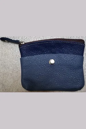 Merkloos Een eenvoudige sleuteletui van echt leer met sleutelring binnenin de etui. In leuke kleuren. Goed afsluitbaar met een rits. Aan de buitenkant van de etui twee vakjes om wat extra´s op te bergen. Koop deze sleuteletui voor uzelf of Bestel Ee