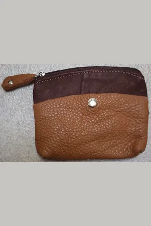 Merkloos Een eenvoudige sleuteletui van echt leer met sleutelring binnenin de etui. In leuke kleuren. Goed afsluitbaar met een rits. Aan de buitenkant van de etui twee vakjes om wat extra´s op te bergen. Koop deze sleuteletui voor uzelf of Bestel Ee