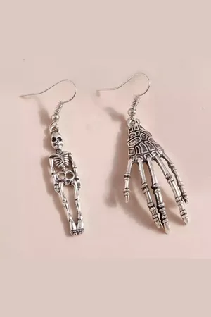 Skelet oorbellen – zilverkleurig - skelet - Cadeau -skelet en hand sieraad - oorbel skelet- halloween oorbellen - Halloween -trick or treat - Sieraad - skelet - griezelig - carnaval -horror - oorhangers halloween - sieraad voor meisjes –