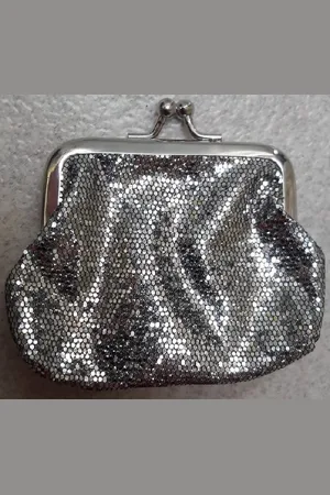 Merkloos Gemakkelijk om erbij te hebben, dit handige en leuke knipportemonneetje met een zilveren kleur rondom. Gemakkelijk te gebruiken voor bijvoorbeeld kleingeld, bonnetjes of andere spulletjes. Voor uzelf of Bestel Een Kado