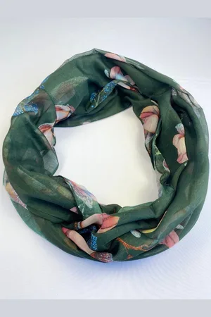 Modesjaals.nl Colsjaal magnolia print van mooi dunner materiaal 30% zijde met 70% viscose