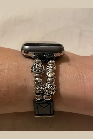 Merkloos Geschikt voor Apple Watch horlogebandje- 42/44/45/49 mm-Boho vintage- donkerbruin leren bandje met kralen en gespsluiting