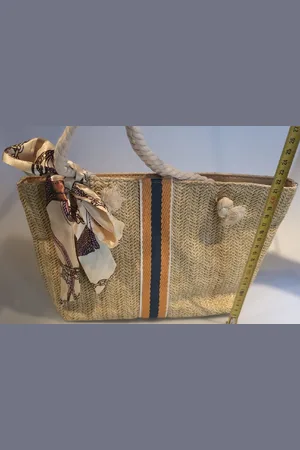 Merkloos Een gemakkelijke jute schoudertas met leuke details. Met gedraaide touwen en een mooie strik. Van binnen is de tas gevoerd en de tas heeft een magneetsluiting. Erg leuk om voor uzelf te kopen of om cadeau te geven.