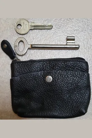 Merkloos Een eenvoudige sleuteletui van echt leer met sleutelring binnenin de etui. In leuke kleuren. Goed afsluitbaar met een rits. Aan de buitenkant van de etui twee vakjes om wat extra´s op te bergen. Koop deze sleuteletui voor uzelf of Bestel Ee