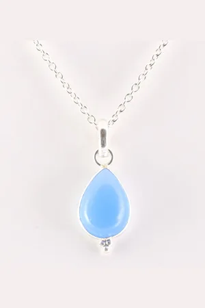 AsiAsia Fijne druppelvormige zilveren hanger met blauwe chalcedoon aan ketting