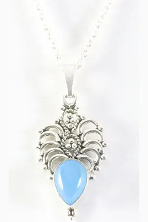 AsiAsia Fijne opengewerkte zilveren hanger met blauwe chalcedoon aan ketting