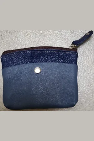 Merkloos Een eenvoudige sleuteletui van echt leer met sleutelring binnenin de etui. In leuke kleuren. Goed afsluitbaar met een rits. Aan de buitenkant van de etui twee vakjes om wat extra´s op te bergen. Koop deze sleuteletui voor uzelf of Bestel Ee