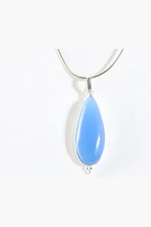 AsiAsia Lange druppelvormige zilveren hanger met blauwe chalcedoon aan ketting